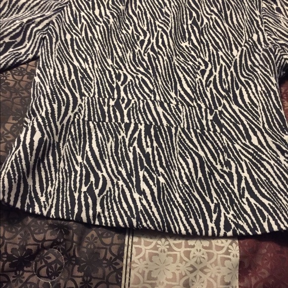 Stylish Zebra print short/crop blazer - Picture 4 of 4